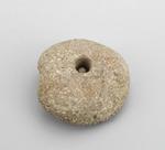 natürlicher Stein mit angefangener Durchbohrung (Keulenkopf)
