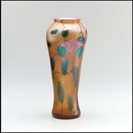 Vase mit Blüten und Blattranken