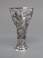 Glaspokal mit durchbrochenem Silbermantel, mit drei Nereiden