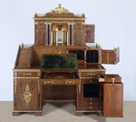 Schreibtisch mit hohem Aufbau und bronzevergoldeten Beschlägen