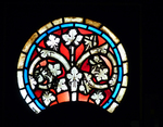 Ornamentscheibe aus der Stiftskirche in Wetter: Glasfensterstück aus einer vier- oder mehrpassigen Kirchenfensterrosette mit Pflanzen-Weinrankendekor