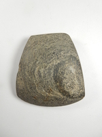 Trapezförmiges Steinbeil aus Felsgestein