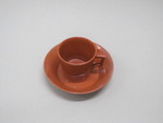 Tasse mit gerader konischer Form und eckigem Henkel sowie Untertasse, Anlehnung an Rosso antico