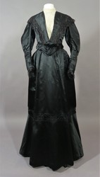 2-teiliges Damenkleid aus schwarzer Duchesseseide mit Spitzengarnitur