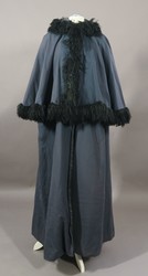 Damencape aus blauem Wolltuch mit schwarzem Pelzbesatz