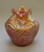 Vase mit kleeblattförmiger Mündung