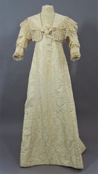 cremefarbenes Reformkleid (Brautkleid) mit hoher Taille und  Schleppe